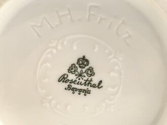 Porzellanmanufaktur Rosenthal, unbeschädigte Figur einen Querflöte spielenden Angehörigen der Hitlerjugend darstellend. Höhe 21cm. Seltenes Stück