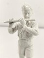 Porzellanmanufaktur Rosenthal, unbeschädigte Figur einen Querflöte spielenden Angehörigen der Hitlerjugend darstellend. Höhe 21cm. Seltenes Stück