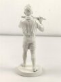 Porzellanmanufaktur Rosenthal, unbeschädigte Figur einen Querflöte spielenden Angehörigen der Hitlerjugend darstellend. Höhe 21cm. Seltenes Stück