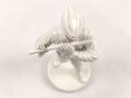 Porzellanmanufaktur Rosenthal, unbeschädigte Figur einen Querflöte spielenden Angehörigen der Hitlerjugend darstellend. Höhe 21cm. Seltenes Stück