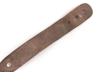 Trageriemen für einen Tornister der Wehrmacht. Ungeschwärzt, Aluminiumbeschläge