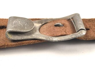 Trageriemen für einen Tornister der Wehrmacht. Ungeschwärzt, Aluminiumbeschläge
