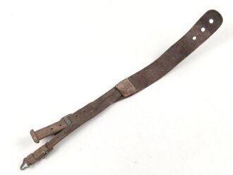 Trageriemen für einen Tornister der Wehrmacht. Ungeschwärzt, Aluminiumbeschläge