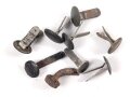 Konvolut Ersatzteile für Stahlhelm. Originale und Kopien gemischt, beim Zugband leuchtet die  Seele unter UV Licht