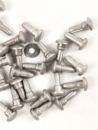 Konvolut Aluminiumbeschläge für Ausrüstung der Wehrmacht. Länge je 16mm, Kopfdurchmesser 9mm