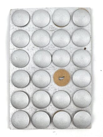 Silberner Knopf für eine Feldbluse WD37, Durchmesser 21mm, sie erhalten ein ( 1 ) Stück von der originalen Pappunterlage
