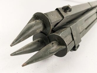 Gestell für optisches Gerät, vermutlich Reichswehr. Standardzapfen für zum Beispiel Scherenfernrohr, Richtkreis usw. Originallack ?