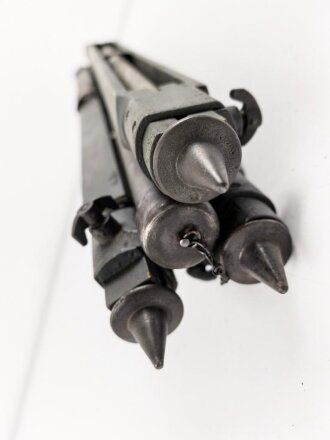 Gestell für einen Entfernungsmesser . Guter Gesamtzustand, keine Herstellermarkierung, Originallack ?