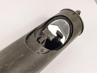 Tschechoslowakei, Grabenoptik Hersteller SRB & STYS Praha, datiert 1938. Gesamtlänge etwa 150cm, überlackiertes Stück. Einfache, aber effektive Bauart, durch einen Stahlseilzug lässt sich der Ausblickspiegel verstellen. Überlackiertes Stück