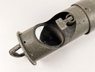 Tschechoslowakei, Grabenoptik Hersteller SRB & STYS Praha, datiert 1938. Gesamtlänge etwa 150cm, überlackiertes Stück. Einfache, aber effektive Bauart, durch einen Stahlseilzug lässt sich der Ausblickspiegel verstellen. Überlackiertes Stück
