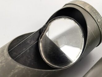 Tschechoslowakei, Grabenoptik Hersteller SRB & STYS Praha, datiert 1938. Gesamtlänge etwa 150cm, überlackiertes Stück. Einfache, aber effektive Bauart, durch einen Stahlseilzug lässt sich der Ausblickspiegel verstellen. Überlackiertes Stück