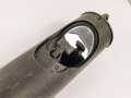 Tschechoslowakei, Grabenoptik Hersteller SRB & STYS Praha, datiert 1938. Gesamtlänge etwa 150cm, überlackiertes Stück. Einfache, aber effektive Bauart, durch einen Stahlseilzug lässt sich der Ausblickspiegel verstellen. Überlackiertes Stück