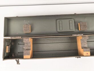 Meßlatte in Transportbehälter Wehrmacht. Hersteller Wichmann Freiburg in Sachsen. Guter Gesamtzustand, Originallack