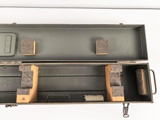 Meßlatte in Transportbehälter Wehrmacht. Hersteller Wichmann Freiburg in Sachsen. Guter Gesamtzustand, Originallack