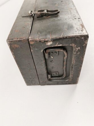 Meßlatte in Transportbehälter Wehrmacht. Hersteller Wichmann Freiburg in Sachsen. Guter Gesamtzustand, Originallack
