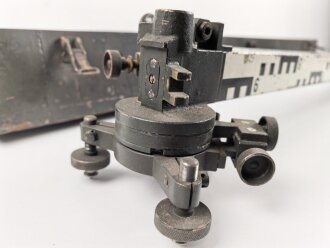 Meßlatte in Transportbehälter Wehrmacht. Hersteller Wichmann Freiburg in Sachsen. Guter Gesamtzustand, Originallack