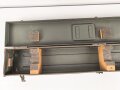 Meßlatte in Transportbehälter Wehrmacht. Hersteller Wichmann Freiburg in Sachsen. Guter Gesamtzustand, Originallack
