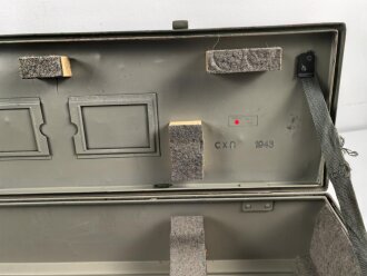 Transportkasten zum Entfernungsmesser 36 der Wehrmacht, Hersteller cxn, aussen überlackiertes Stück. Innen Originallack und sehr guter Inneneinteilung
