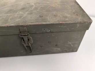 Transportkasten zum Entfernungsmesser 36 der Wehrmacht, Hersteller cxn, aussen überlackiertes Stück. Innen Originallack und sehr guter Inneneinteilung