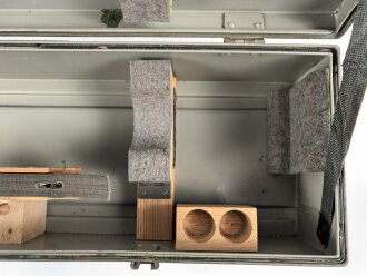 Transportkasten zum Entfernungsmesser 36 der Wehrmacht, Hersteller cxn, aussen überlackiertes Stück. Innen Originallack und sehr guter Inneneinteilung