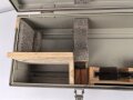 Transportkasten zum Entfernungsmesser 36 der Wehrmacht, Hersteller cxn, aussen überlackiertes Stück. Innen Originallack und sehr guter Inneneinteilung
