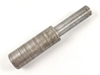 Eiserner, gedrehter Zapfen für optisches Gerät. Die schmale Seite mit 13mm Durchmesser für zum Beispiel Richtkreis 31, Lagergabel EM34, Scherenfernrohr usw. Gesamtlänge 10cm, Alter unbekannt