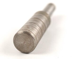 Eiserner, gedrehter Zapfen für optisches Gerät. Die schmale Seite mit 13mm Durchmesser für zum Beispiel Richtkreis 31, Lagergabel EM34, Scherenfernrohr usw. Gesamtlänge 10cm, Alter unbekannt