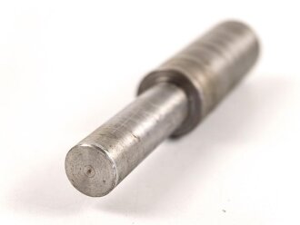 Eiserner, gedrehter Zapfen für optisches Gerät. Die schmale Seite mit 13mm Durchmesser für zum Beispiel Richtkreis 31, Lagergabel EM34, Scherenfernrohr usw. Gesamtlänge 10cm, Alter unbekannt