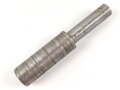 Eiserner, gedrehter Zapfen für optisches Gerät. Die schmale Seite mit 13mm Durchmesser für zum Beispiel Richtkreis 31, Lagergabel EM34, Scherenfernrohr usw. Gesamtlänge 10cm, Alter unbekannt
