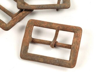 Schliesse für ein Eindornkoppel. Eisen lackiert, ungereinigt. Innenmaß 46mm. Sie erhalten ein ( 1 ) ungereinigtes Stück