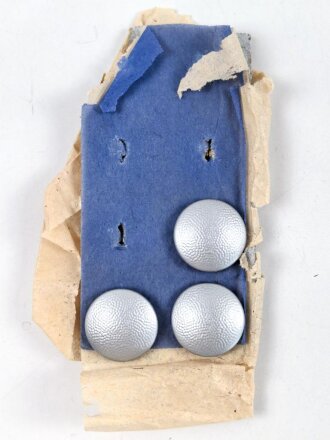 3 x Knopf silber Wehrmacht auf originaler Pappunterlage. Durchmesser je 21mm