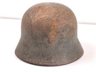 Stahlhelm Wehrmacht Modell 1940. Unvollständiger Dachboden- oder Scheunenfund, ungereinigt. Kein Herstellerstempel erkennbar, Glockengrösse 64