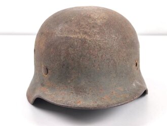 Stahlhelm Wehrmacht Modell 1940. Unvollständiger Dachboden- oder Scheunenfund, ungereinigt. Kein Herstellerstempel erkennbar, Glockengrösse 64