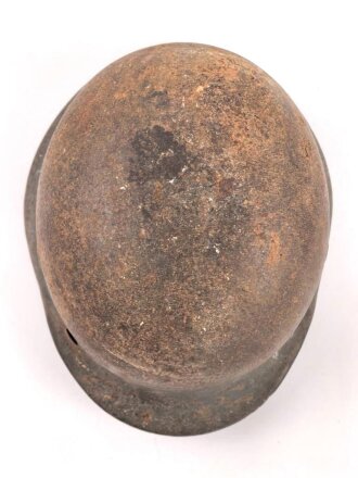 Stahlhelm Wehrmacht Modell 1940. Unvollständiger Dachboden- oder Scheunenfund, ungereinigt. Kein Herstellerstempel erkennbar, Glockengrösse 64