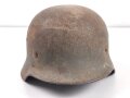 Stahlhelm Wehrmacht Modell 1940. Unvollständiger Dachboden- oder Scheunenfund, ungereinigt. Kein Herstellerstempel erkennbar, Glockengrösse 64