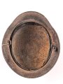 Stahlhelm Wehrmacht Modell 1940. Unvollständiger Dachboden- oder Scheunenfund, ungereinigt. Kein Herstellerstempel erkennbar, Glockengrösse 64