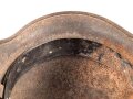 Stahlhelm Wehrmacht Modell 1940. Unvollständiger Dachboden- oder Scheunenfund, ungereinigt. Kein Herstellerstempel erkennbar, Glockengrösse 64