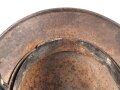 Stahlhelm Wehrmacht Modell 1940. Unvollständiger Dachboden- oder Scheunenfund, ungereinigt. Kein Herstellerstempel erkennbar, Glockengrösse 64