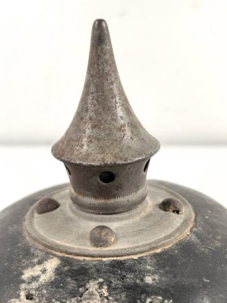 Bayern 1.Weltkrieg, feldgraue Pickelhaube für Mannschaften. Ungereinigter Fundzustand, datiert 1916