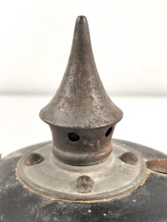 Bayern 1.Weltkrieg, feldgraue Pickelhaube für Mannschaften. Ungereinigter Fundzustand, datiert 1916