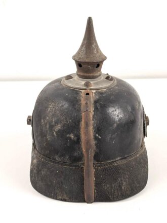 Bayern 1.Weltkrieg, feldgraue Pickelhaube für Mannschaften. Ungereinigter Fundzustand, datiert 1916