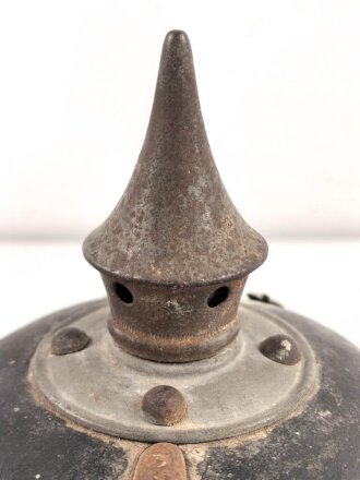 Bayern 1.Weltkrieg, feldgraue Pickelhaube für Mannschaften. Ungereinigter Fundzustand, datiert 1916