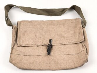 Tasche mit Trageriemen Wehrmacht. Maße etwa 30 x 40...