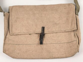 Tasche mit Trageriemen Wehrmacht. Maße etwa 30 x 40...