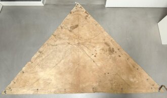 Sandfarbene Zeltbahn, meiner Meinung nach typisch deutsche Fertigung aus den 1930/40iger Jahren. Ungereinigtes Stück , keine Markierungen