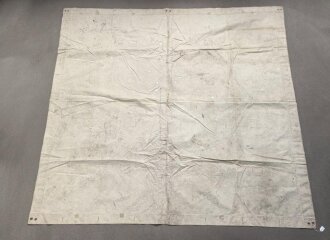 Hellgraue, beinahe weisse Zeltbahn / Zeltteil  ohne jegliche Markierungen. Anscheinend abgetrennte Schlaufen, Maße etwa 150 x 160cm, Stempel von 1939
