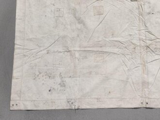 Hellgraue, beinahe weisse Zeltbahn / Zeltteil  ohne jegliche Markierungen. Anscheinend abgetrennte Schlaufen, Maße etwa 150 x 160cm, Stempel von 1939