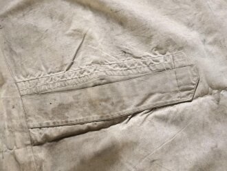 Graue Zeltbahn im Schnitt der russischen Zeltbahn aus dem 2. Weltkrieg. Lediglich die lederumfassten Ecklöcher sind durch Buntmetall Hohlnieten ersetzt. Ungereinigtes Stück ohne jegliche Stempelung