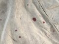 Graue Zeltbahn im Schnitt der russischen Zeltbahn aus dem 2. Weltkrieg. Lediglich die lederumfassten Ecklöcher sind durch Buntmetall Hohlnieten ersetzt. Ungereinigtes Stück ohne jegliche Stempelung