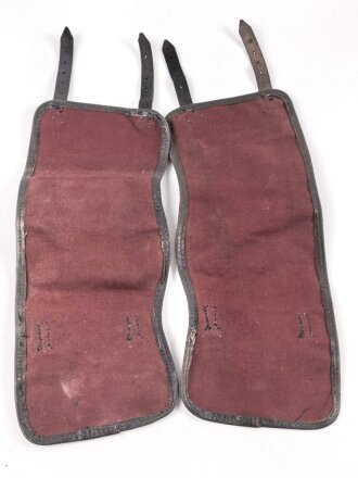 Paar rotbraune Gamaschen, sehr ähnlich dem Modell der frühen Wehrmacht, die Farbe erinnert an Ausrüstung der kaiserlichen Marine. Ungereinigt